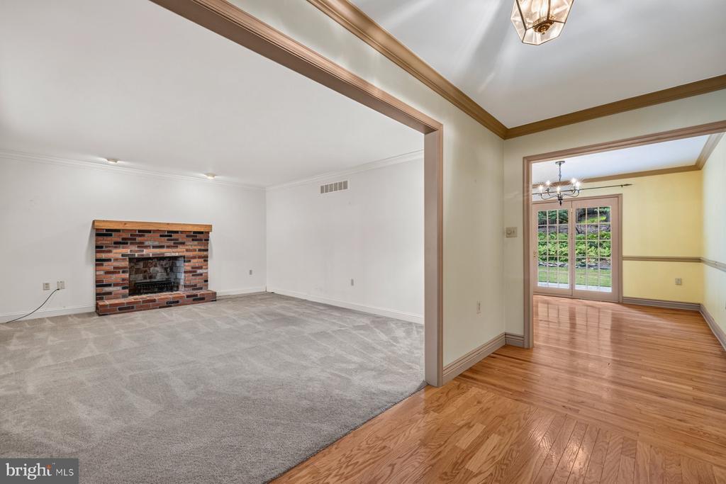 6406 WHITE OAK COURT