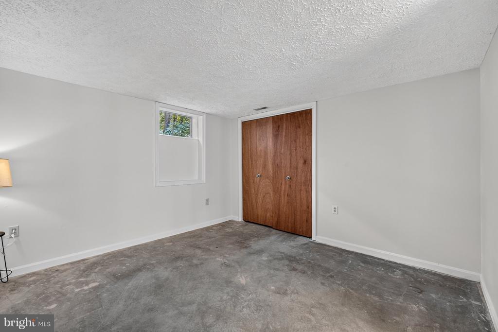 6406 WHITE OAK COURT