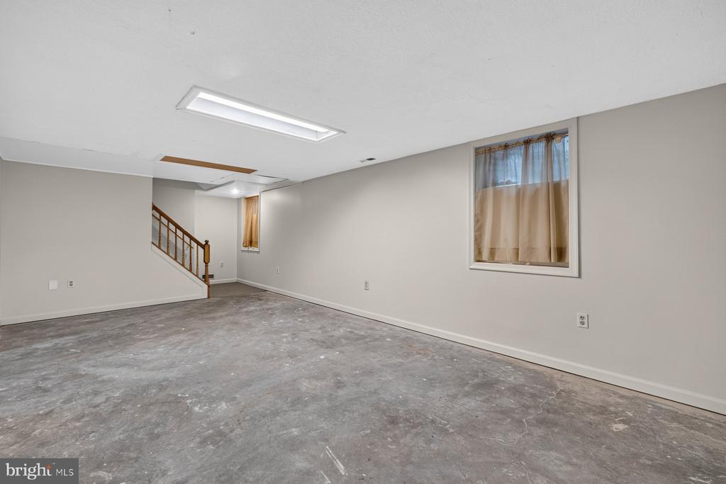 6406 WHITE OAK COURT