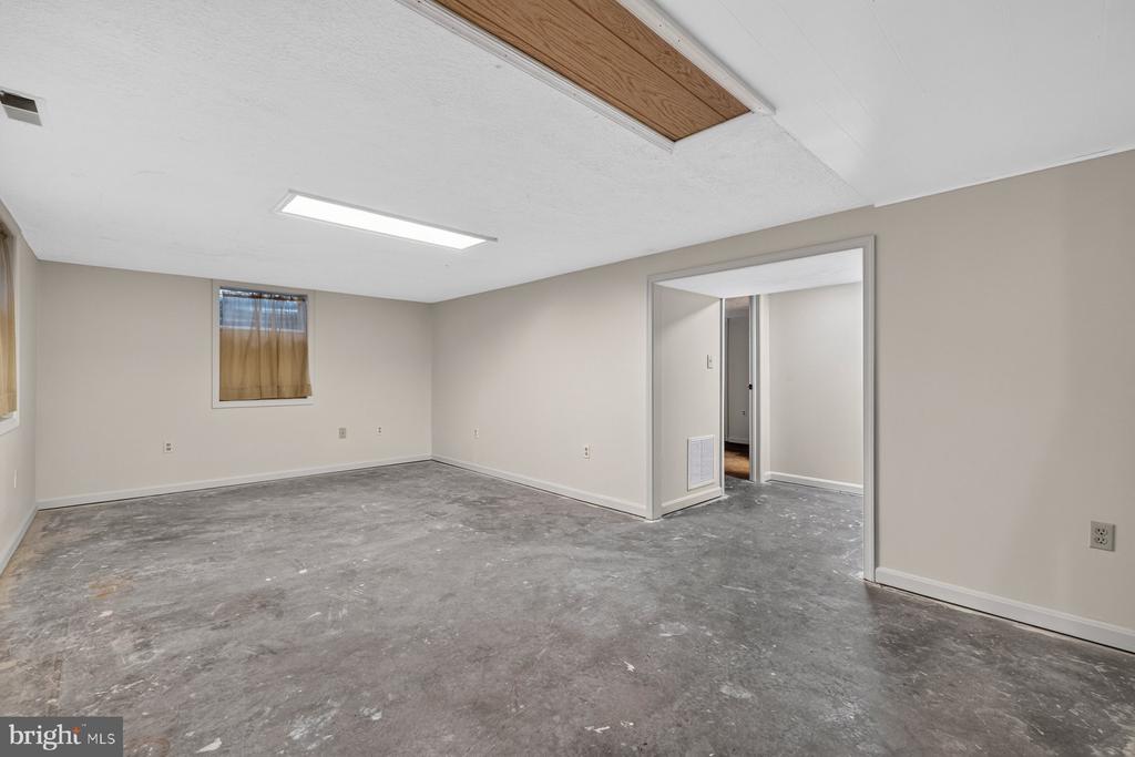 6406 WHITE OAK COURT
