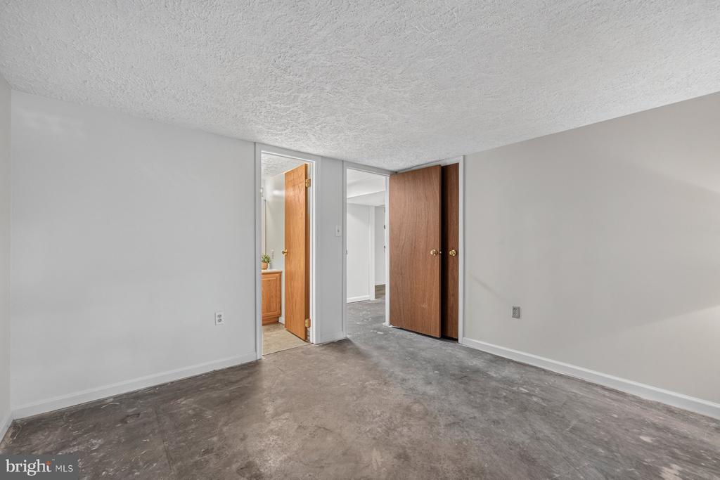 6406 WHITE OAK COURT