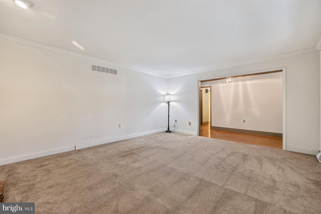 6406 WHITE OAK COURT