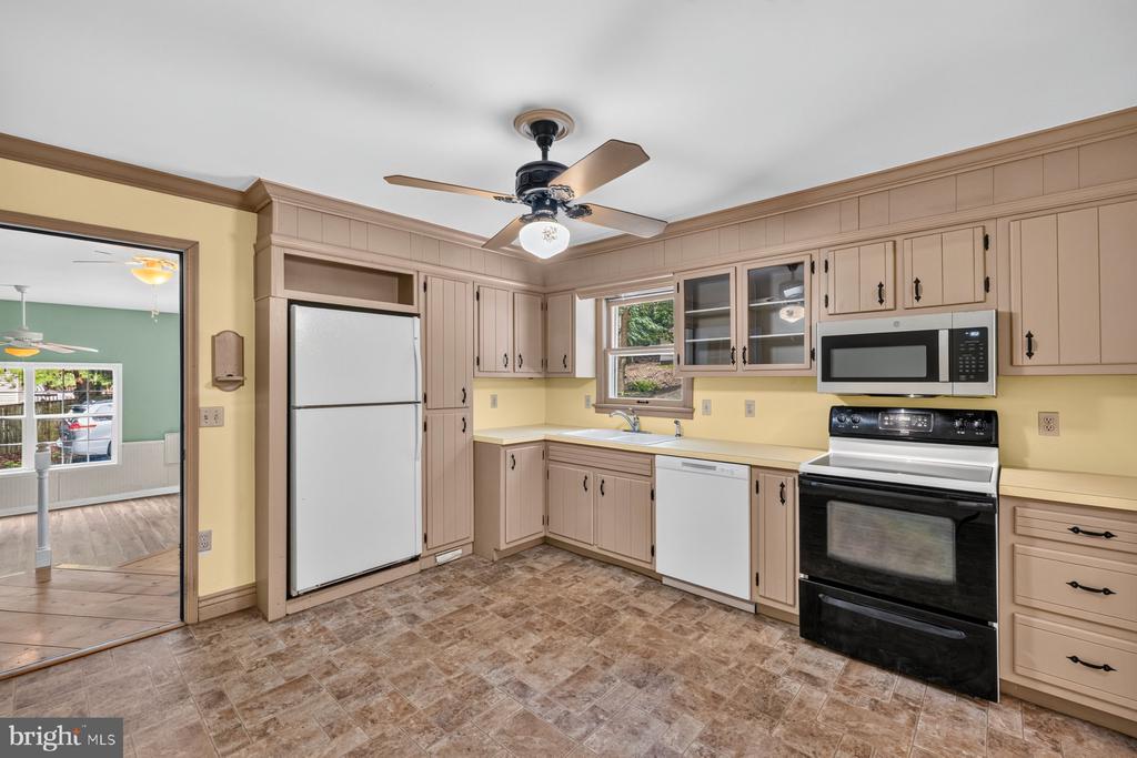 6406 WHITE OAK COURT
