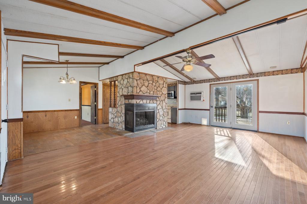 211 CARROLL COURT