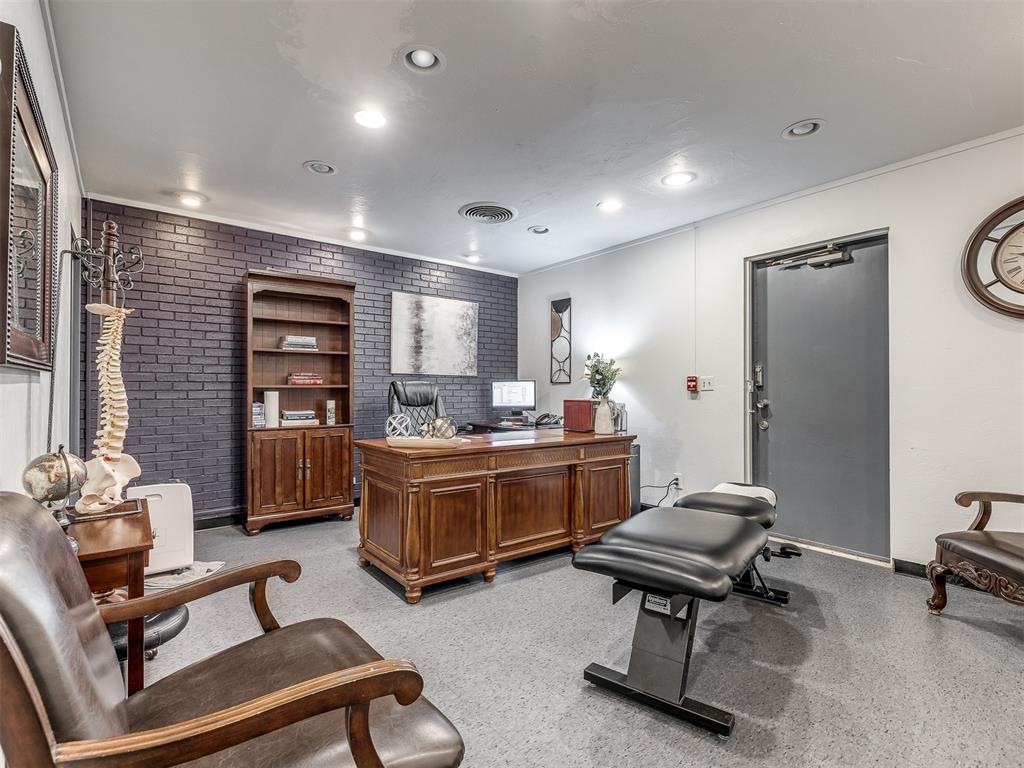 7304 N Comanche Avenue