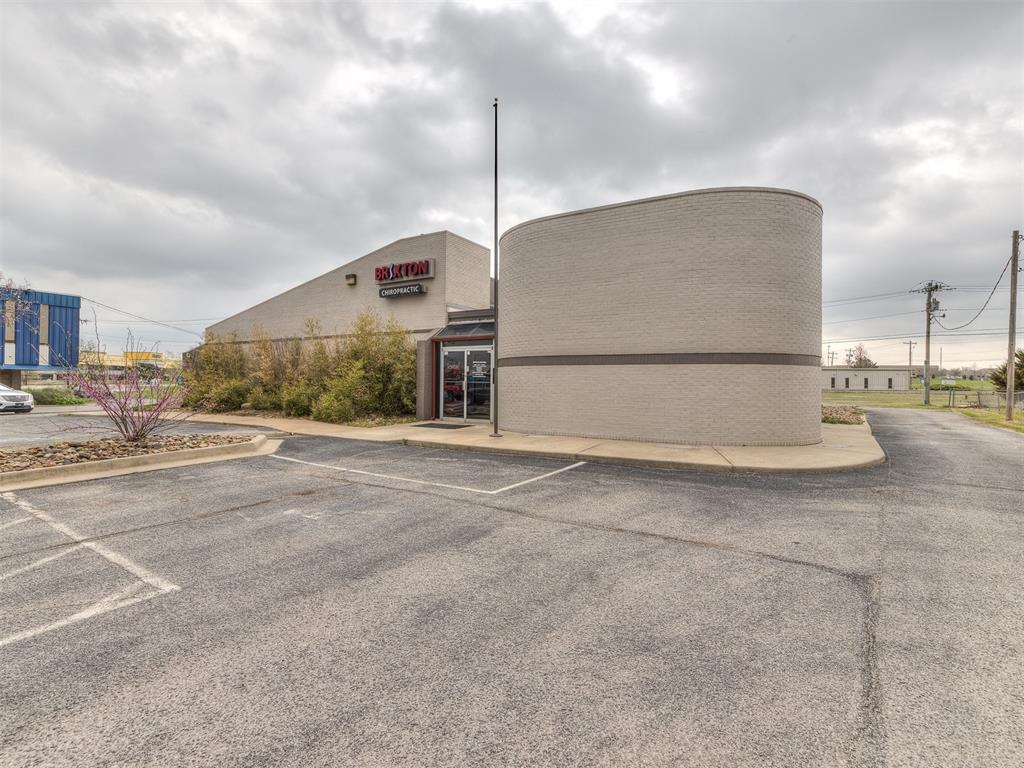 7304 N Comanche Avenue