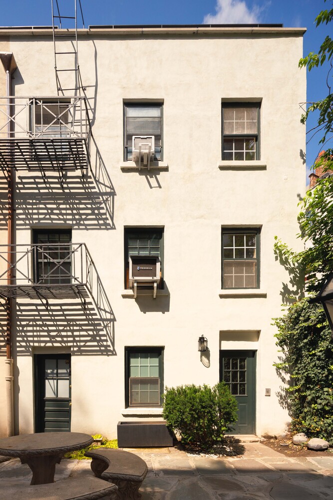 729 GREENWICH Street J28