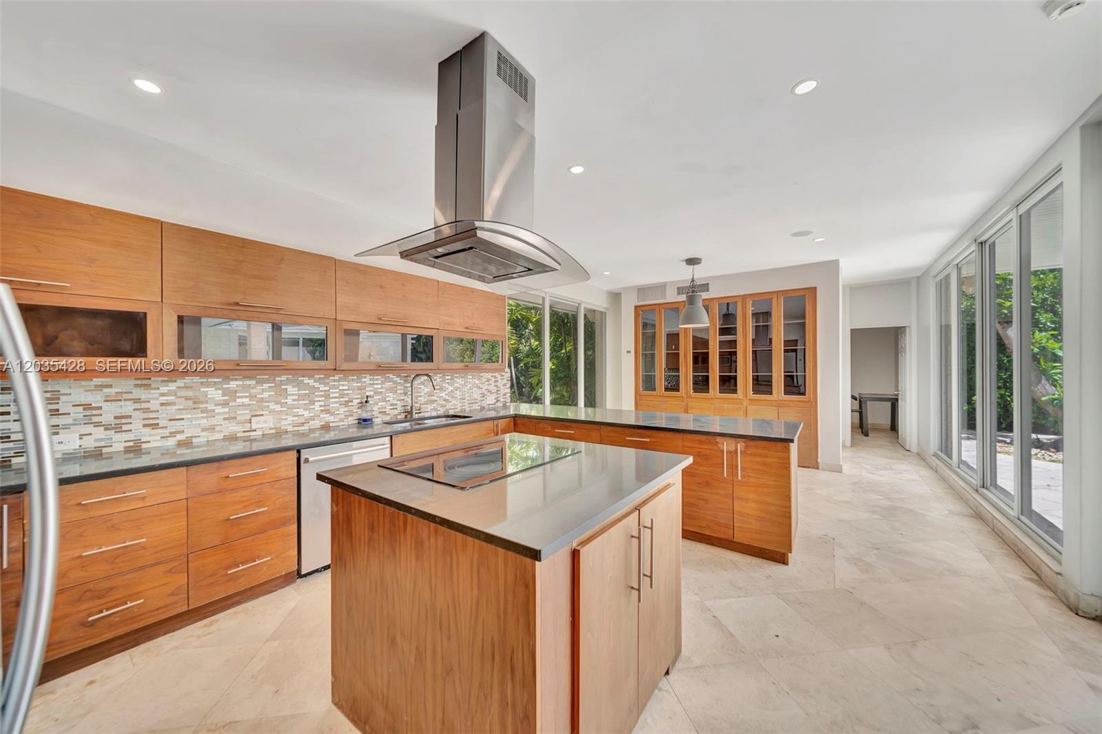 111 S Hibiscus Dr