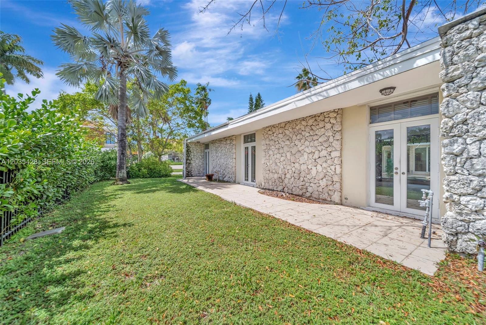 111 S Hibiscus Dr
