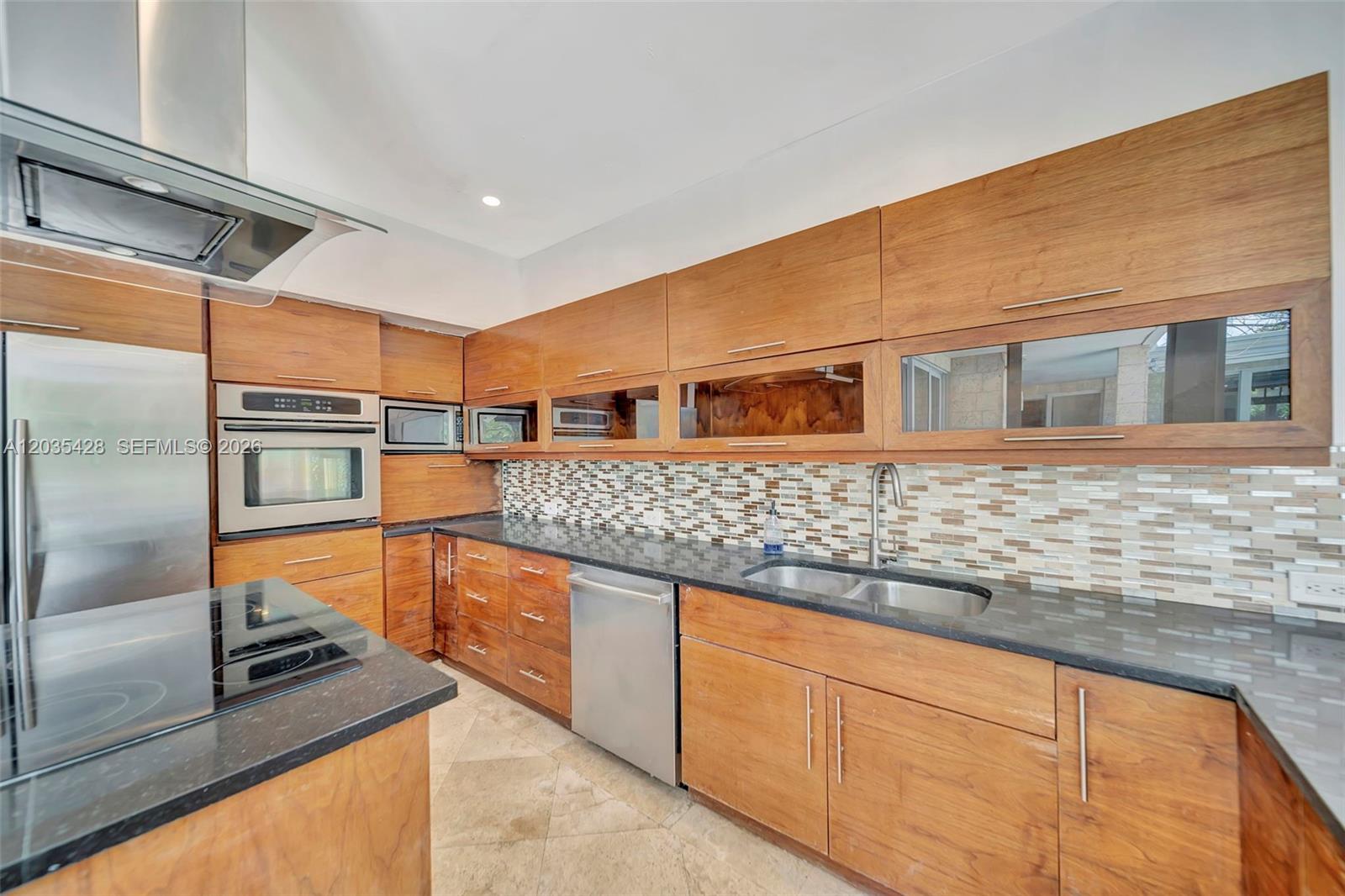 111 S Hibiscus Dr