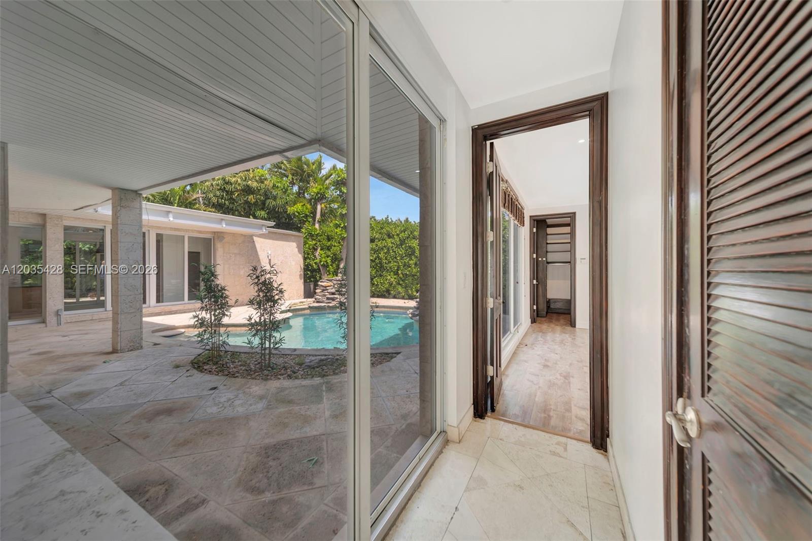 111 S Hibiscus Dr