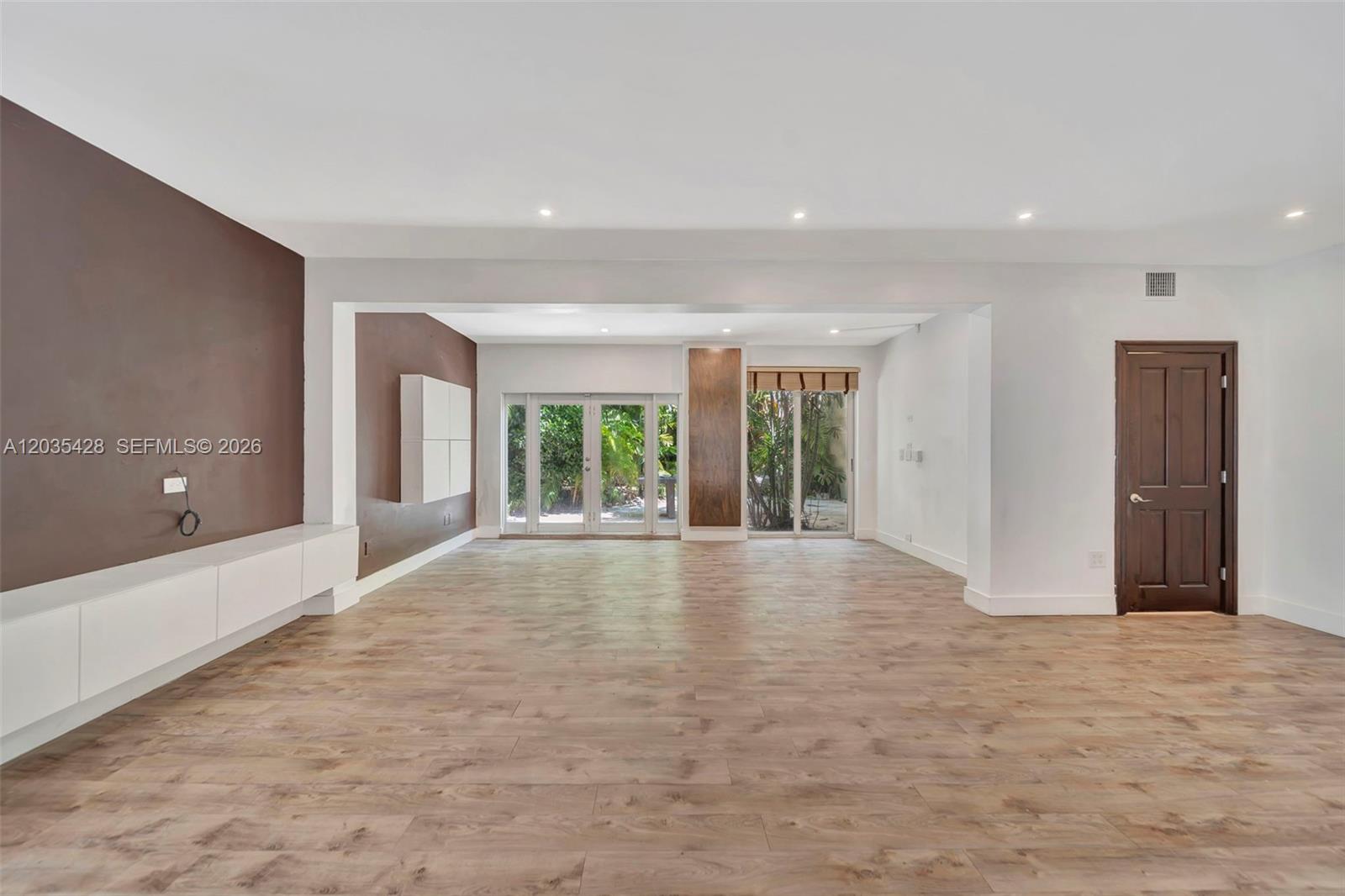 111 S Hibiscus Dr