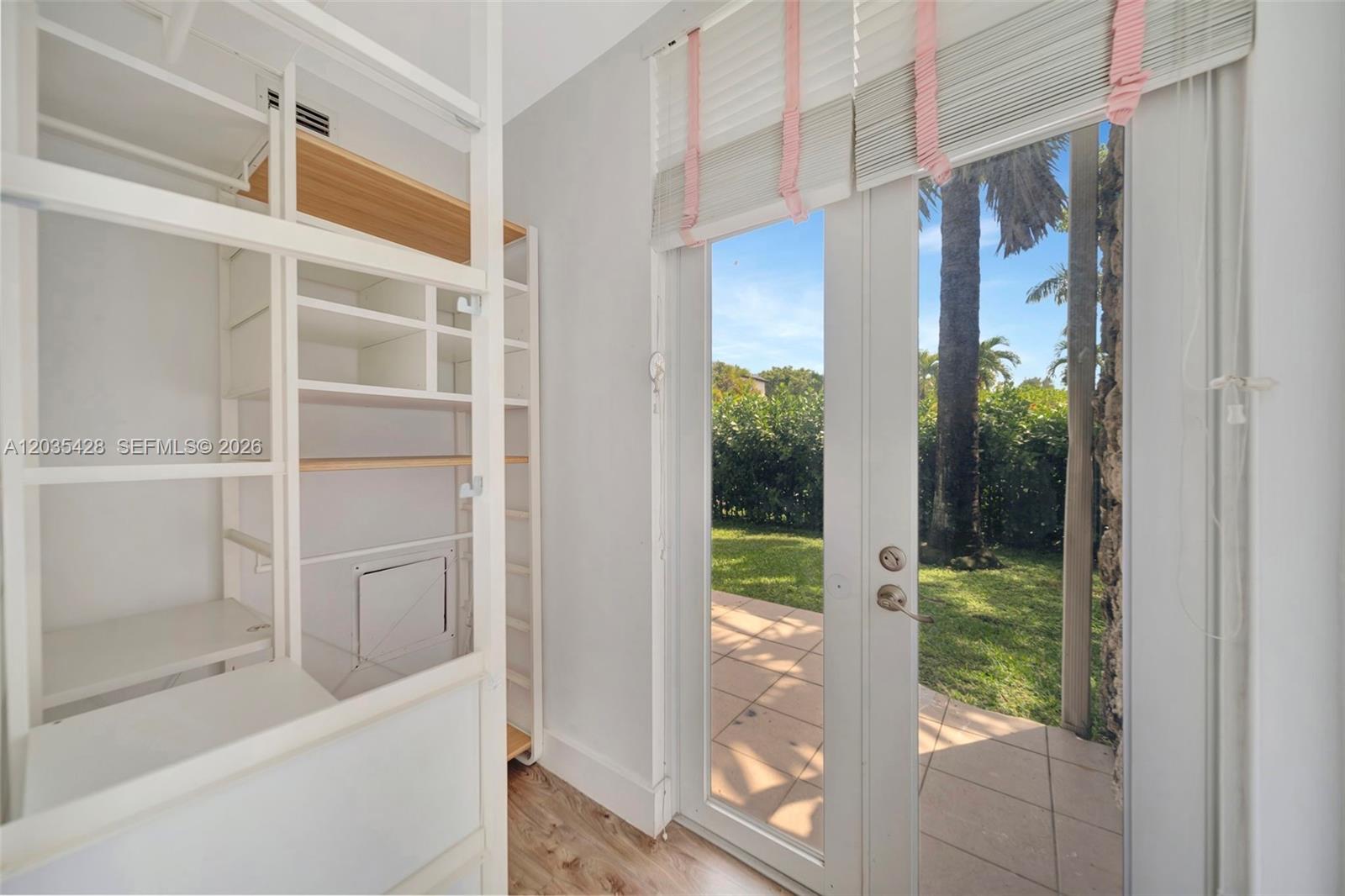 111 S Hibiscus Dr