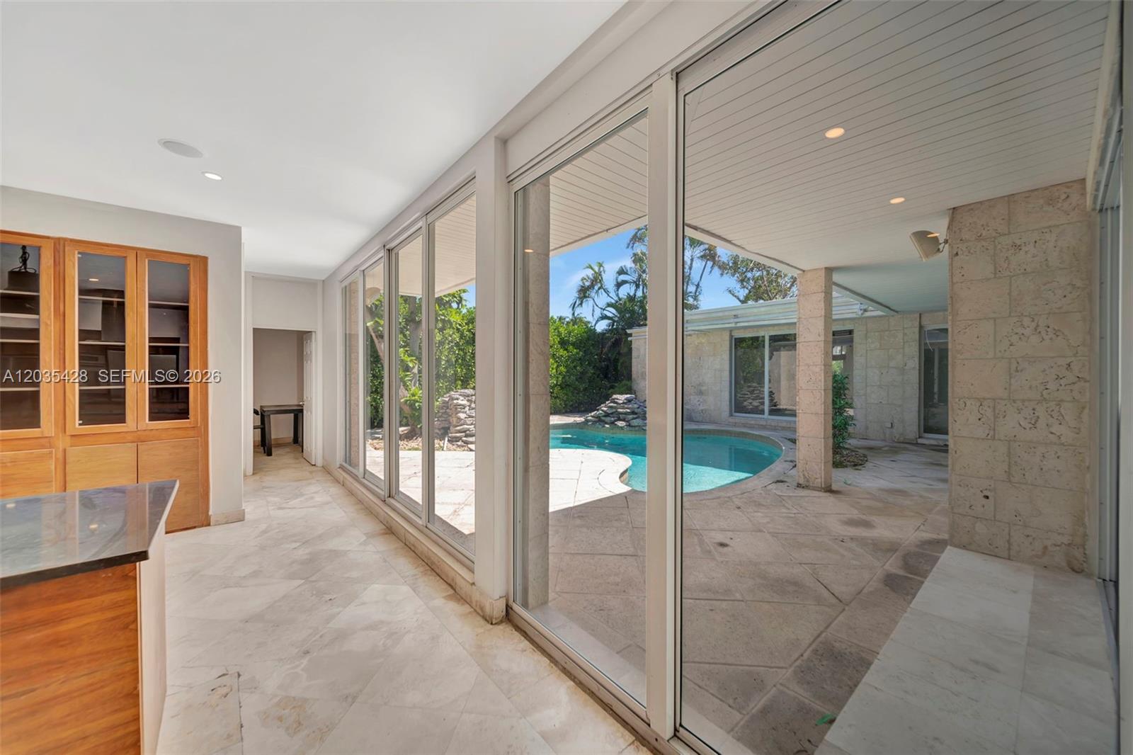 111 S Hibiscus Dr