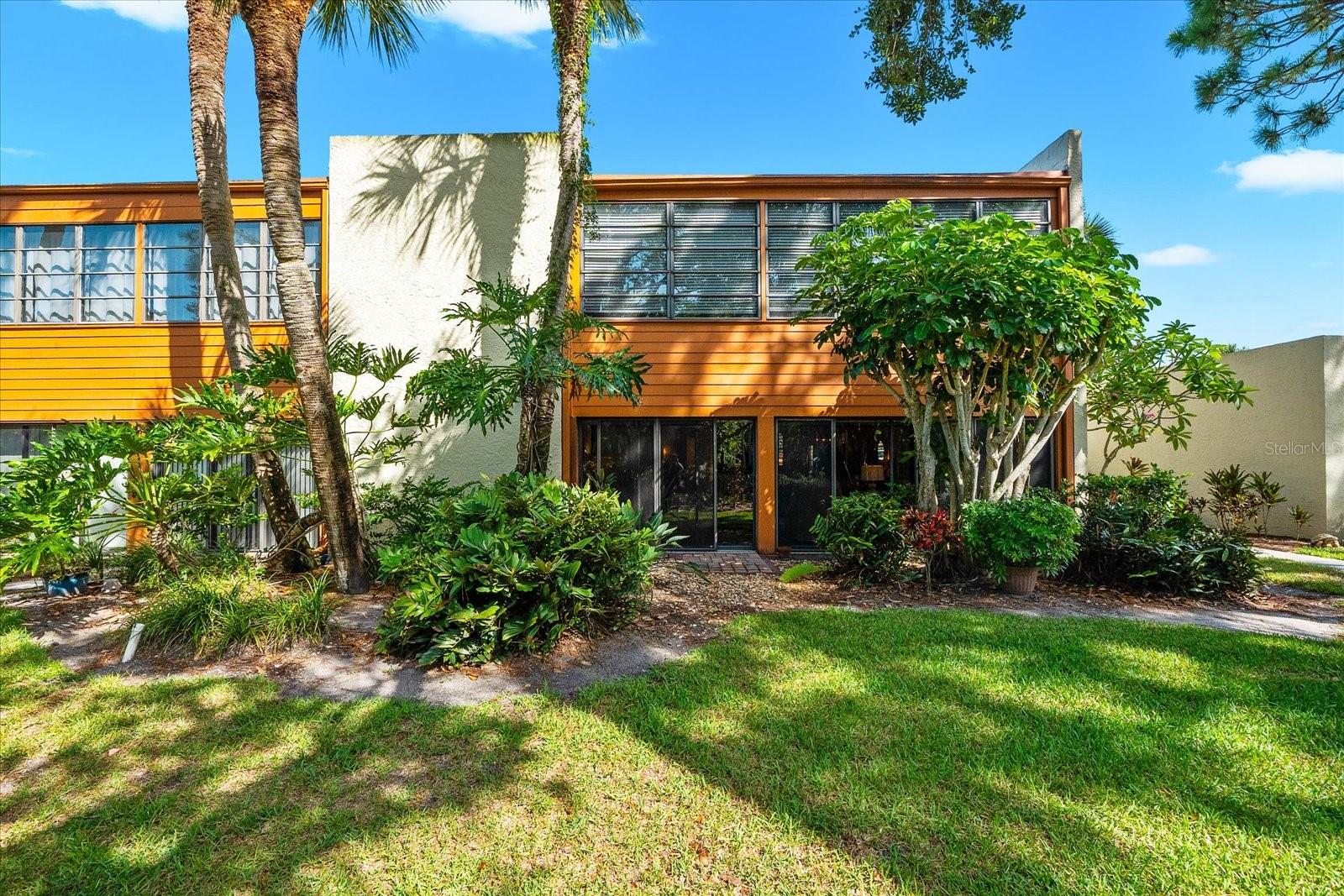 207 PINENEEDLE DR #207