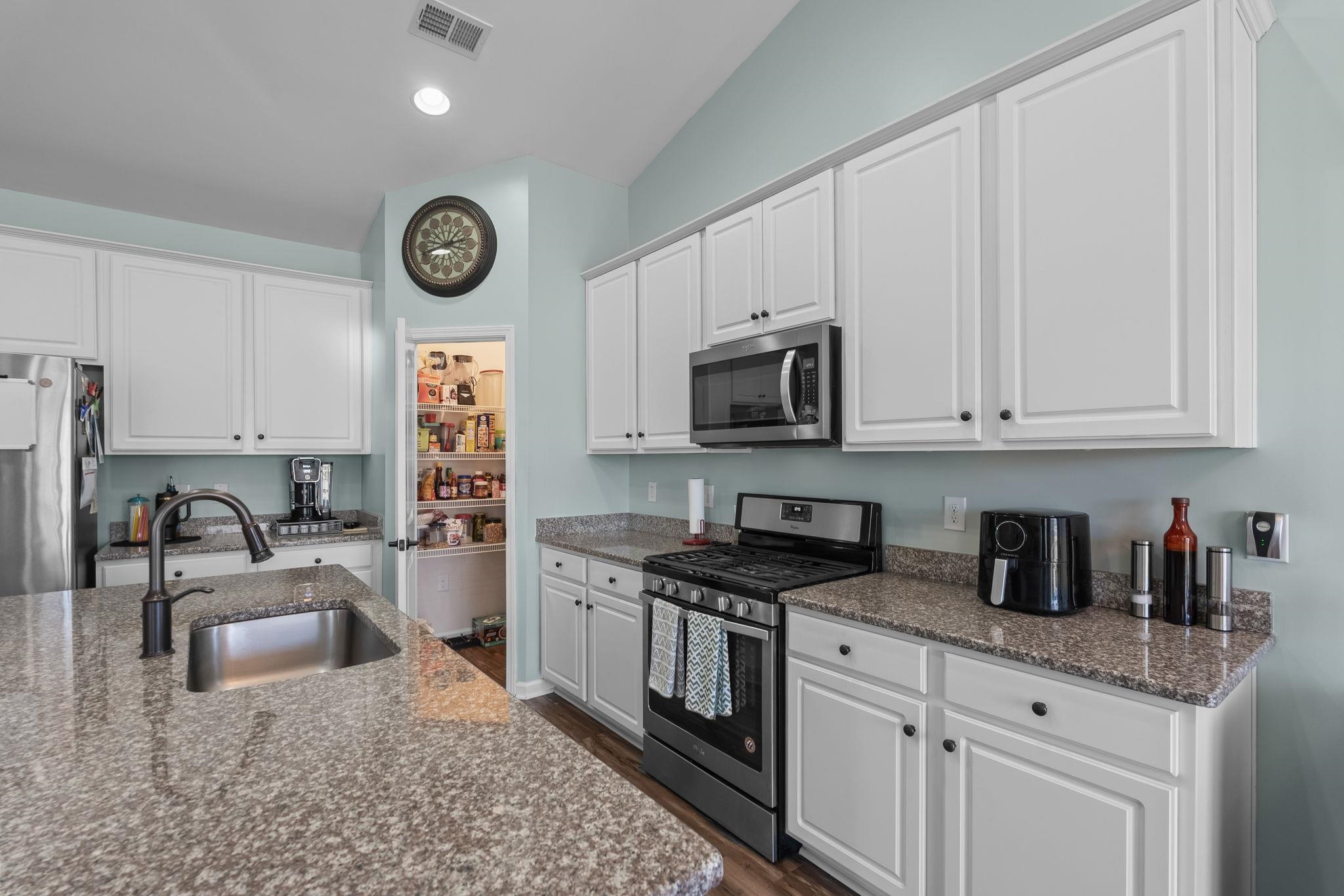 1076 Caprisia Loop