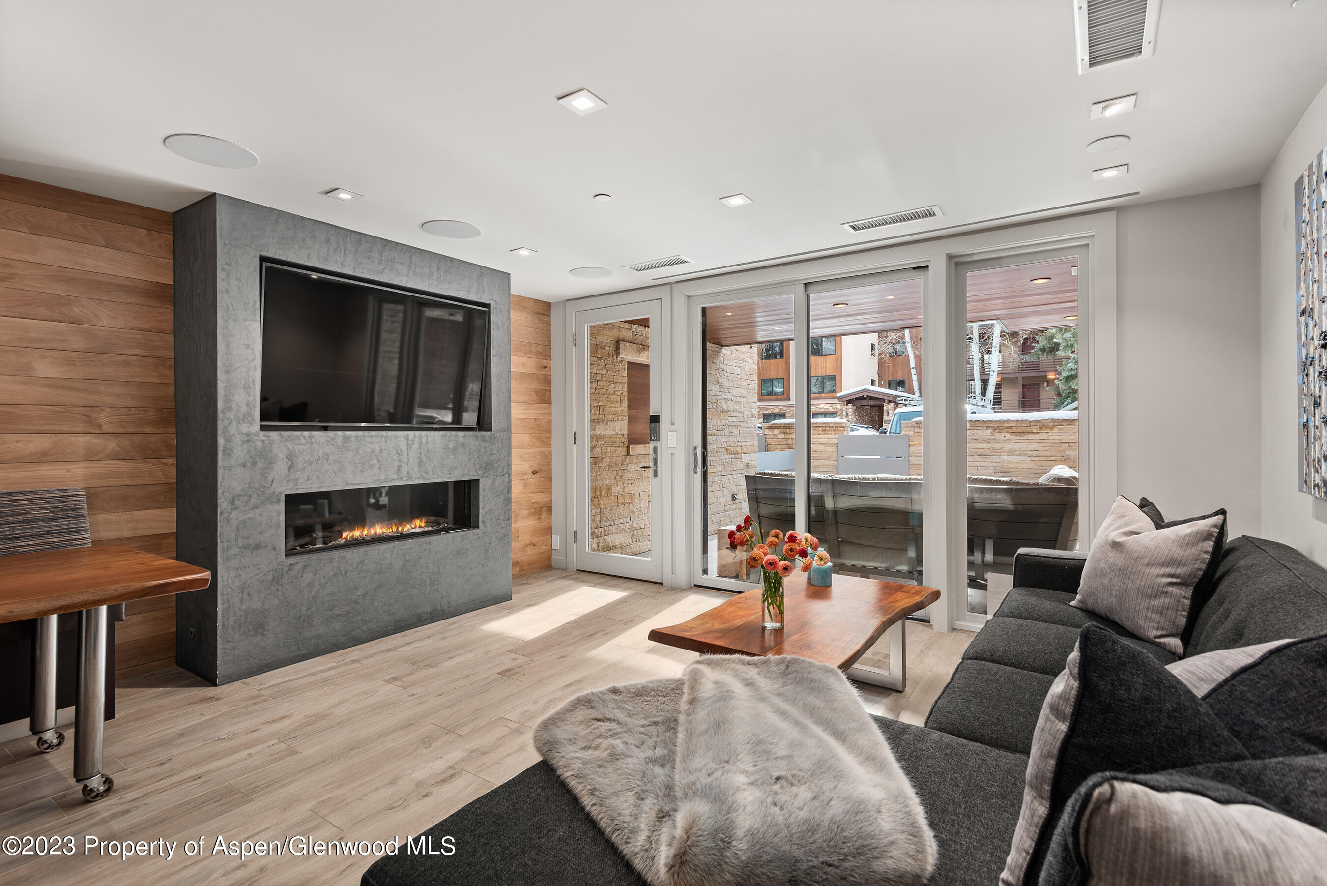 100 E Cooper Avenue, 4