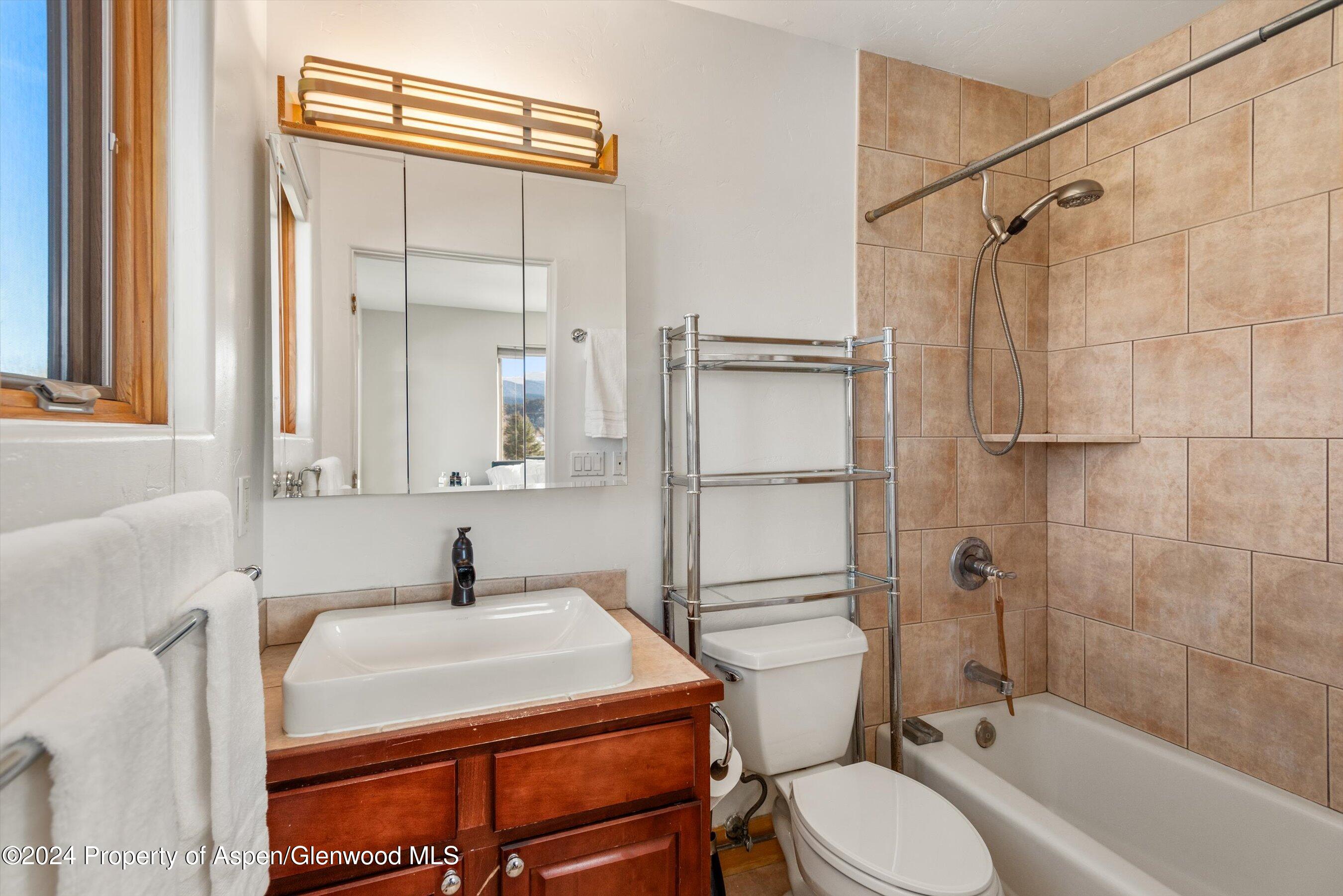 64 N 8TH Street