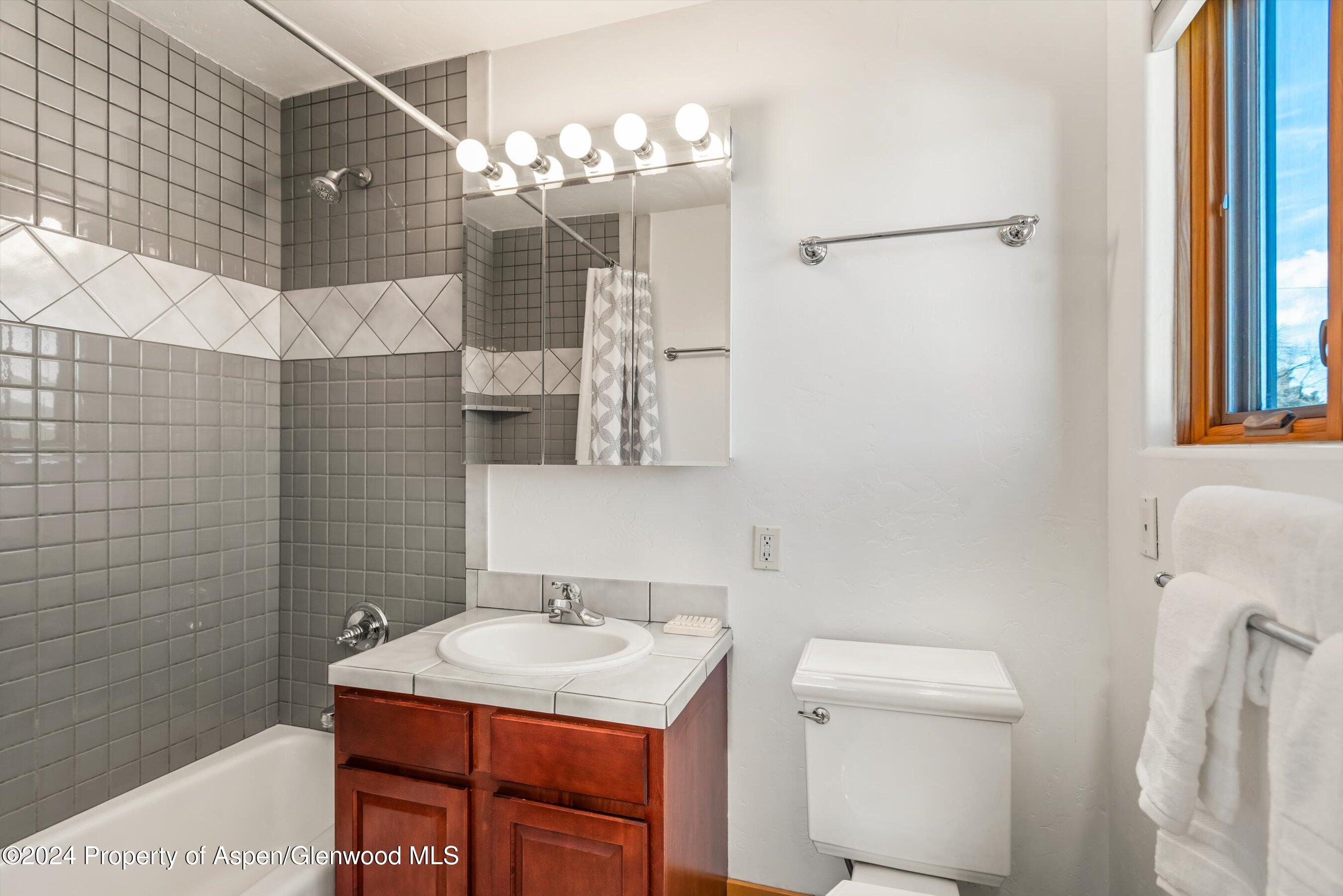 64 N 8TH Street