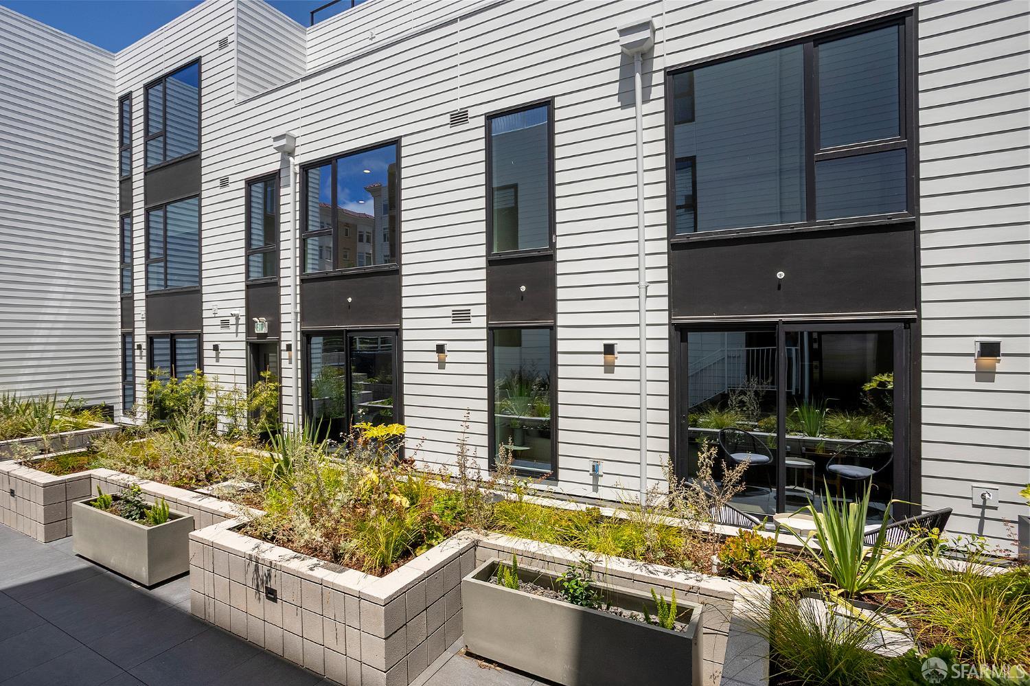 915 North Point Street # 204