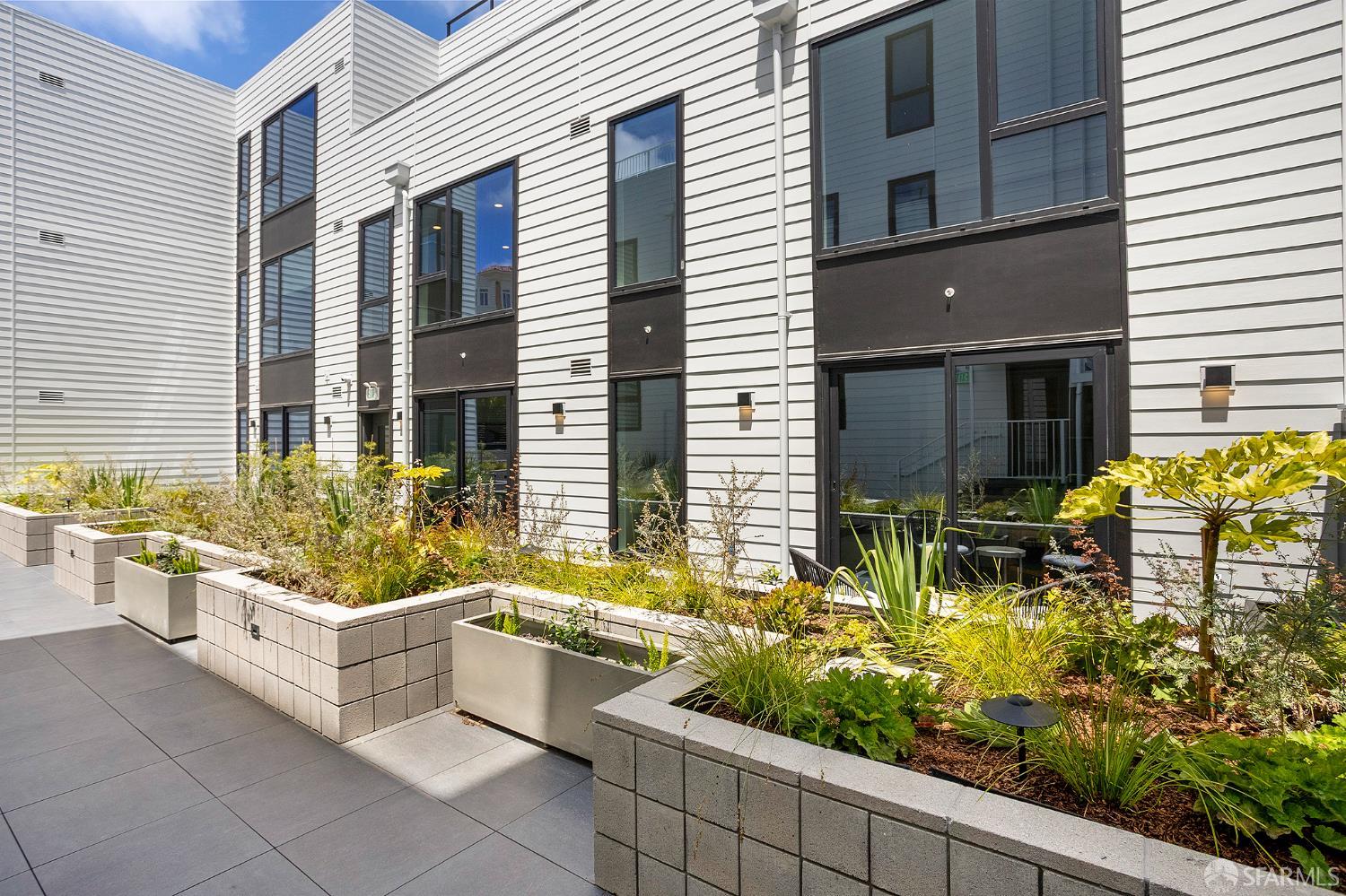 915 North Point Street # 204