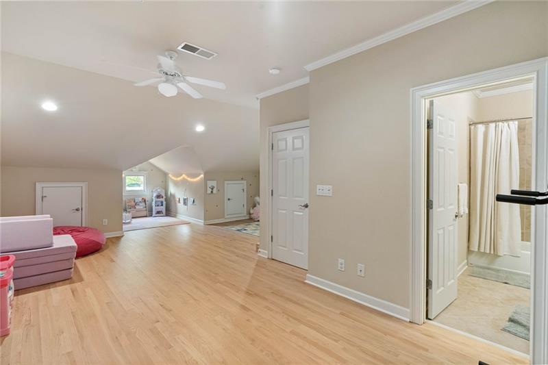 2423 Loxford Lane