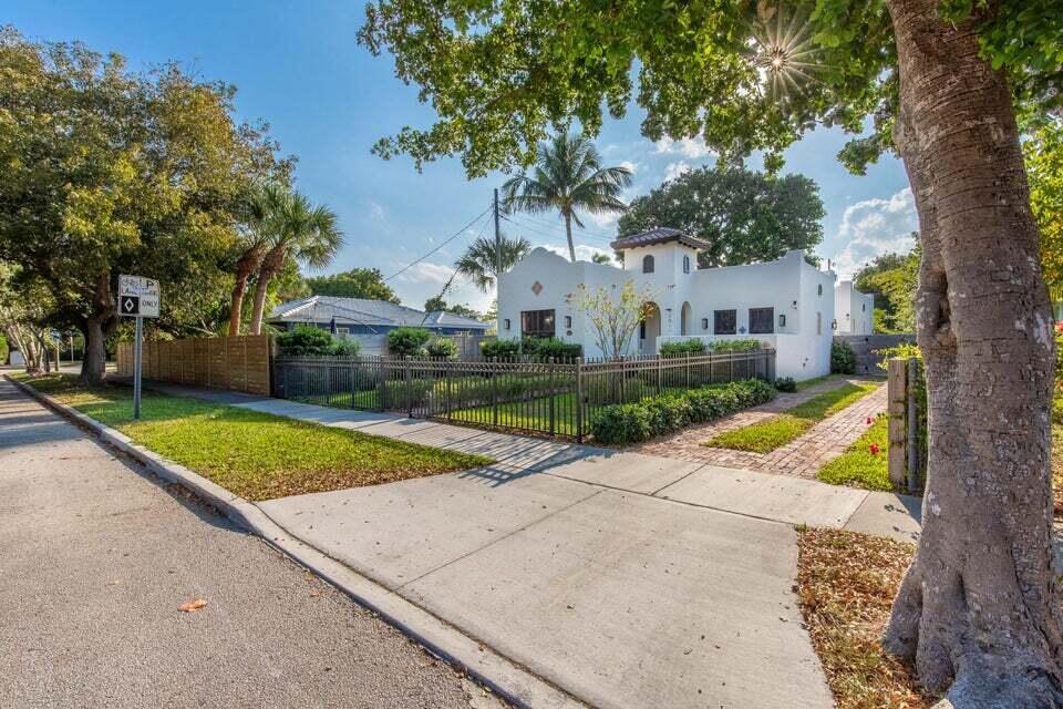 2911 Poinsettia Avenue