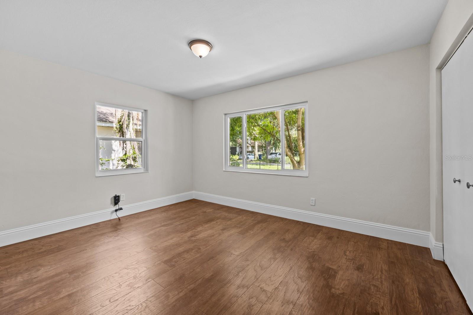 1009 E GENESEE ST