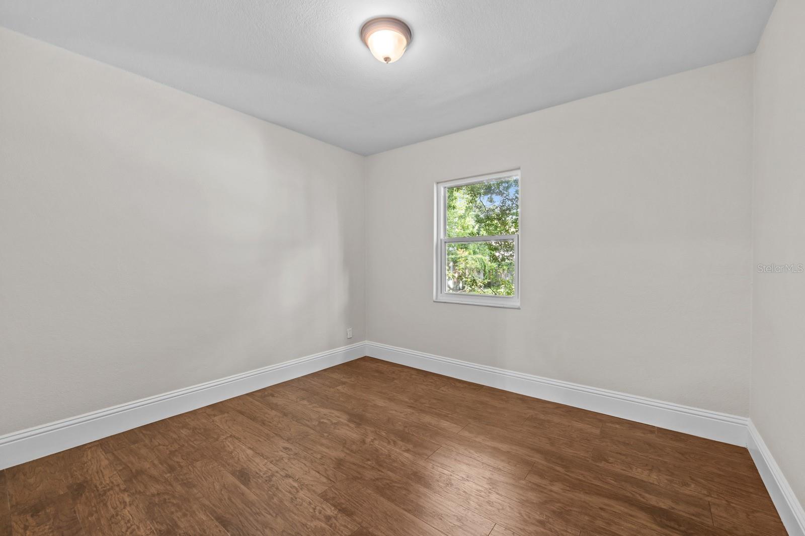 1009 E GENESEE ST