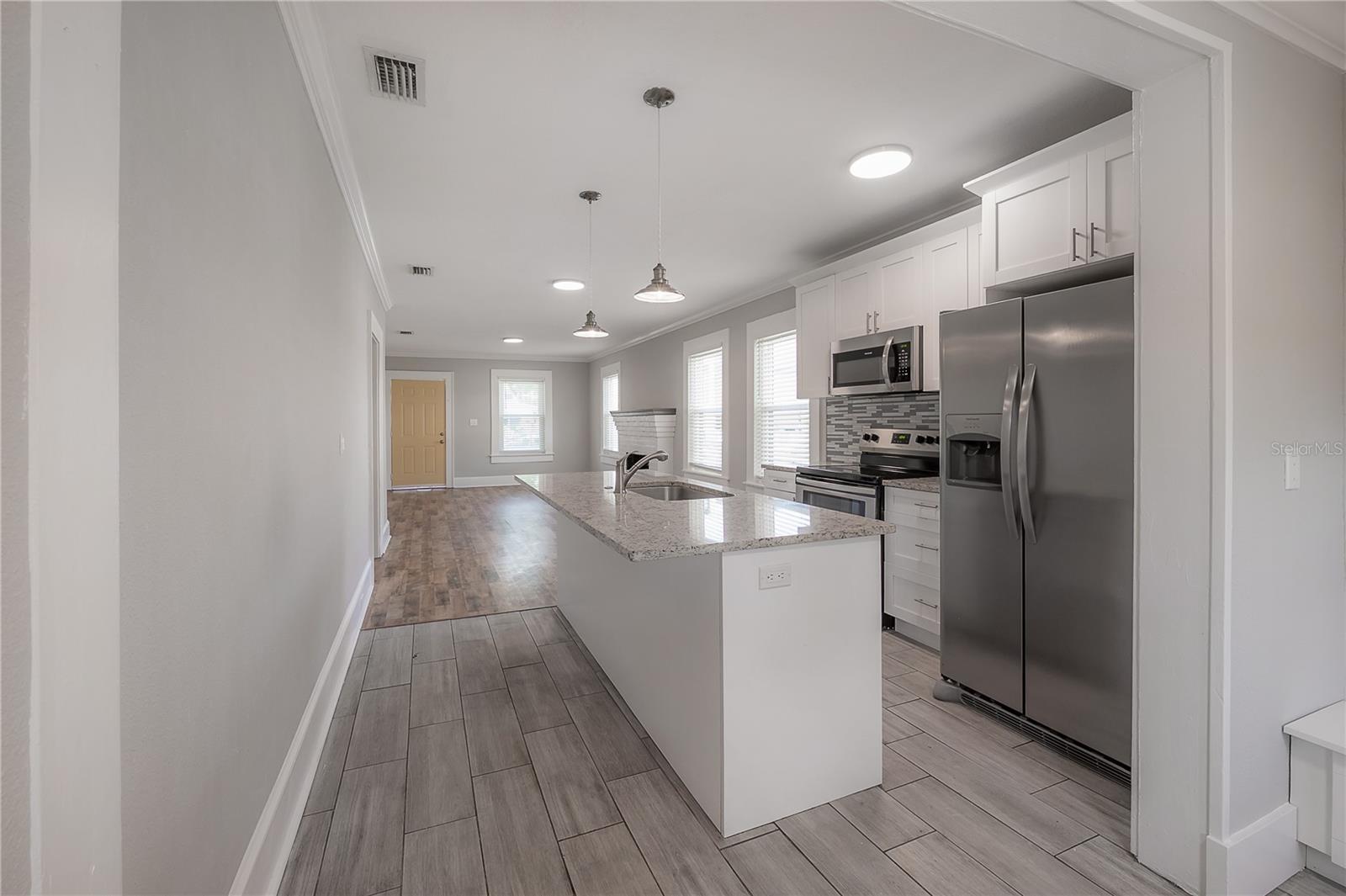 505 W WARREN AVE