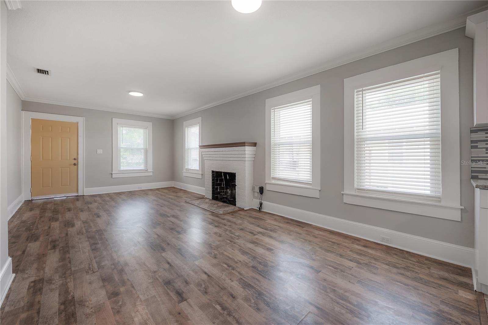 505 W WARREN AVE