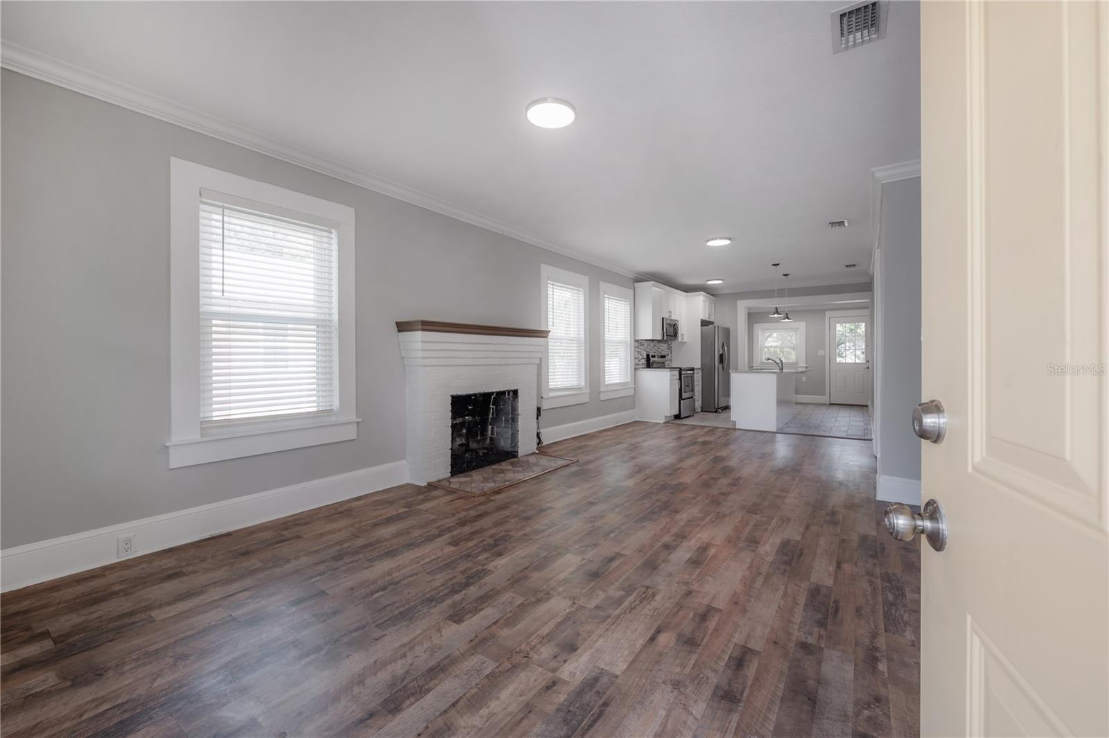 505 W WARREN AVE