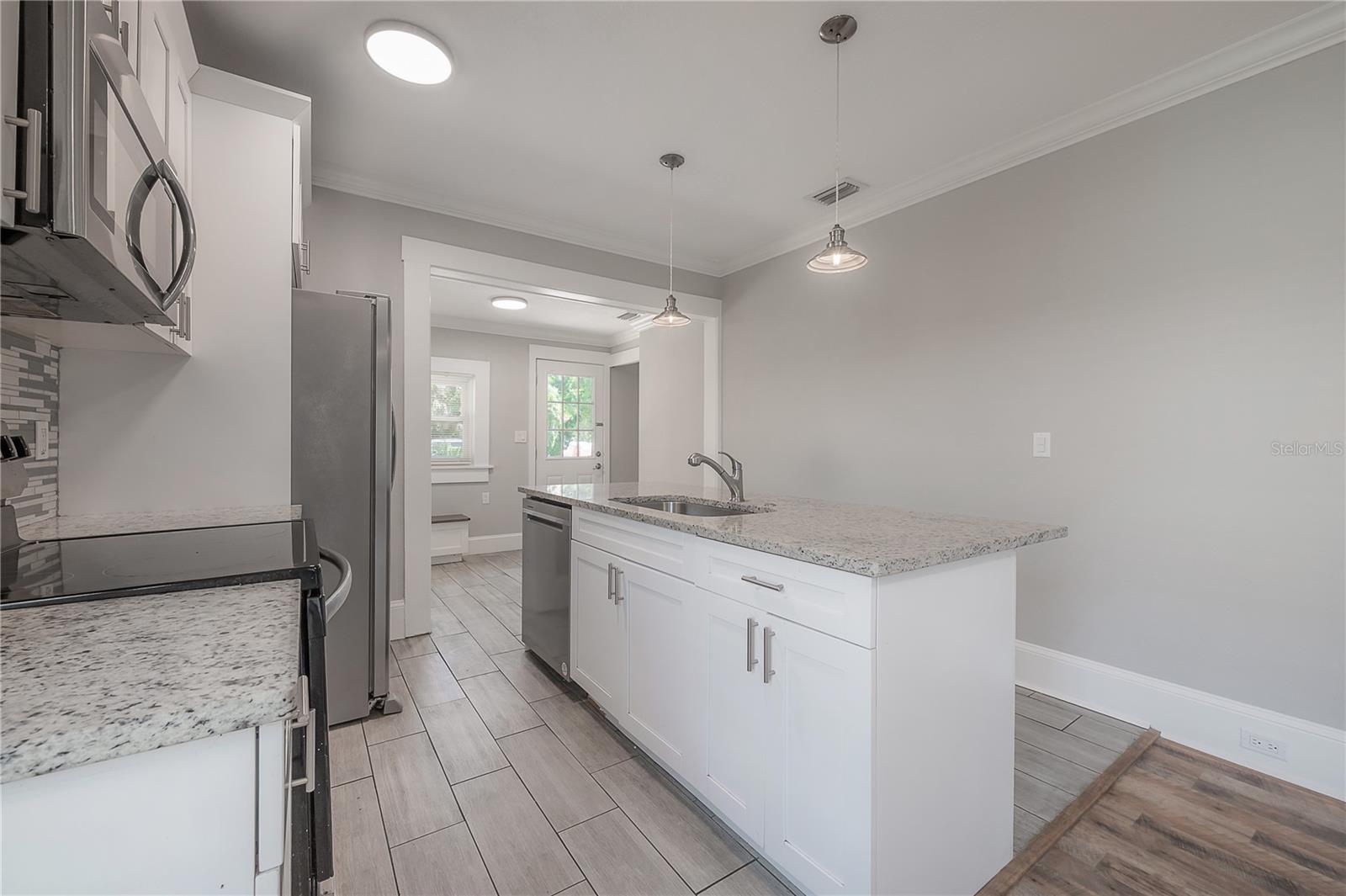 505 W WARREN AVE