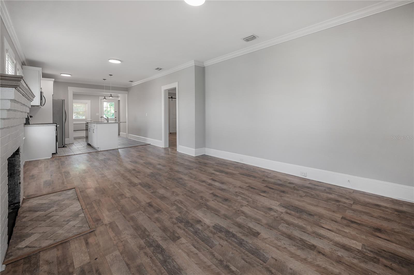 505 W WARREN AVE