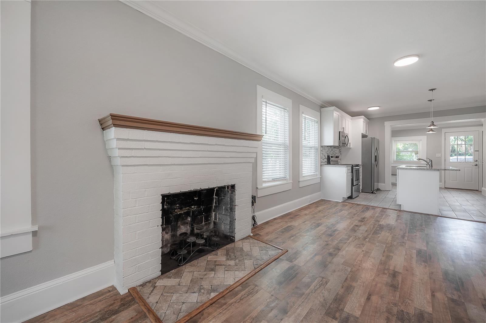 505 W WARREN AVE