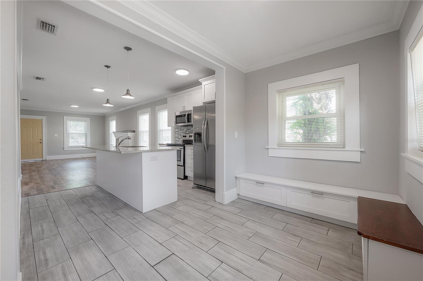 505 W WARREN AVE