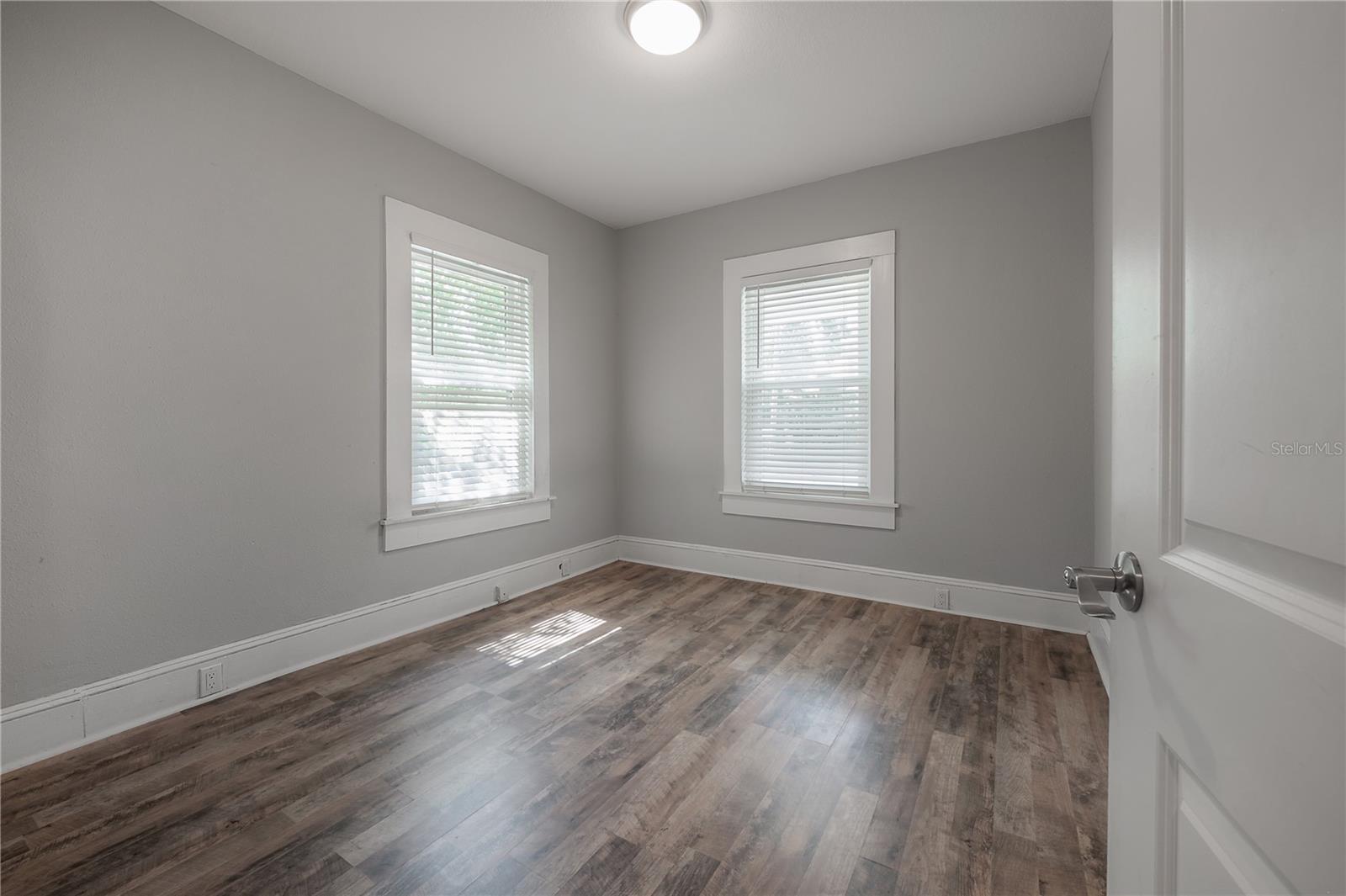505 W WARREN AVE