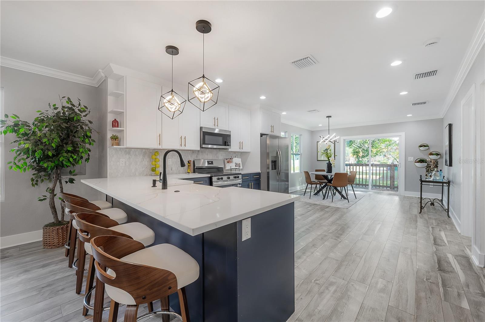 6505 N WELLINGTON AVE