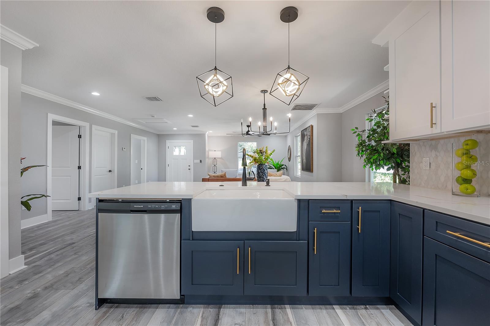 6505 N WELLINGTON AVE