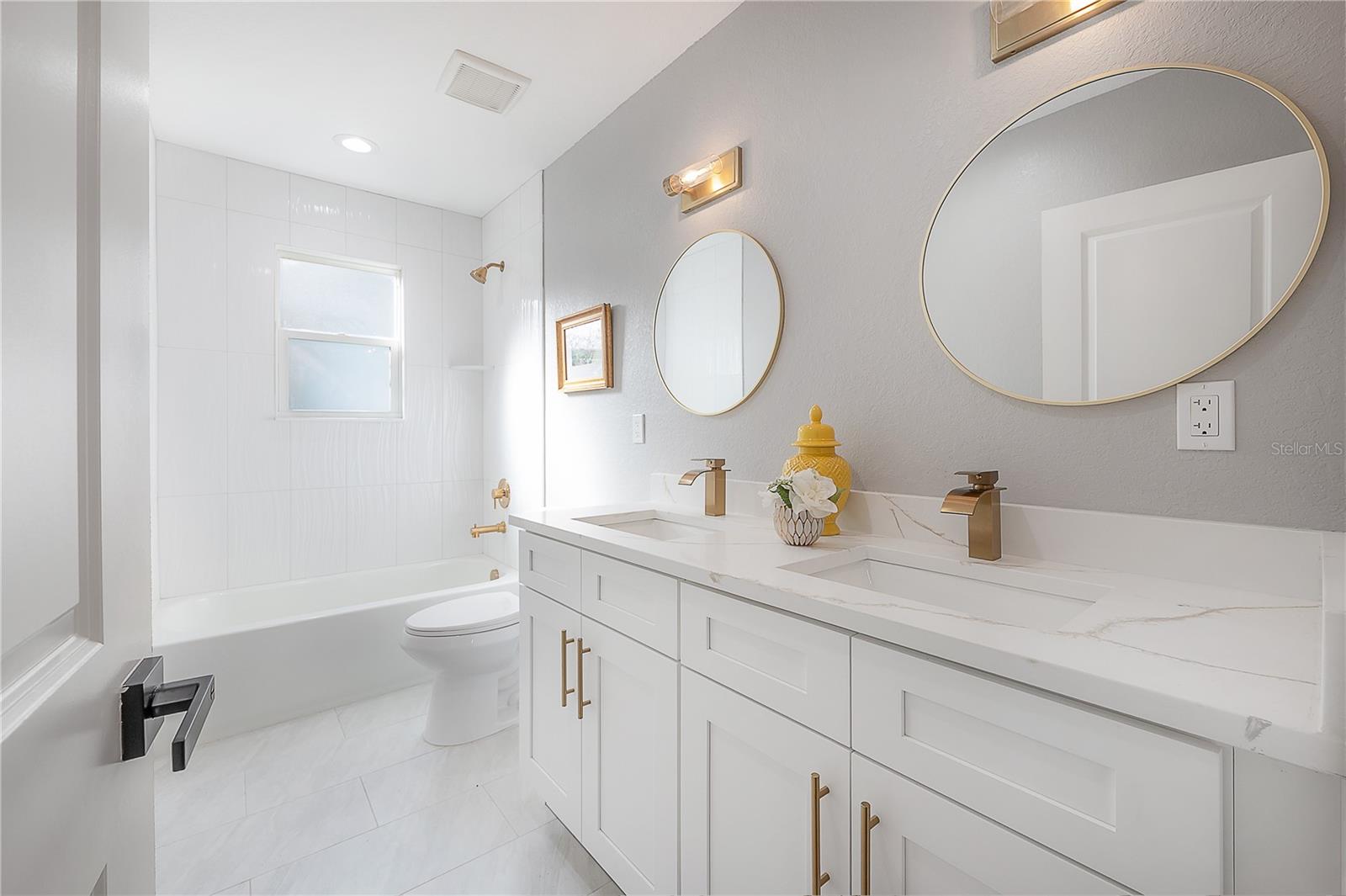 6505 N WELLINGTON AVE