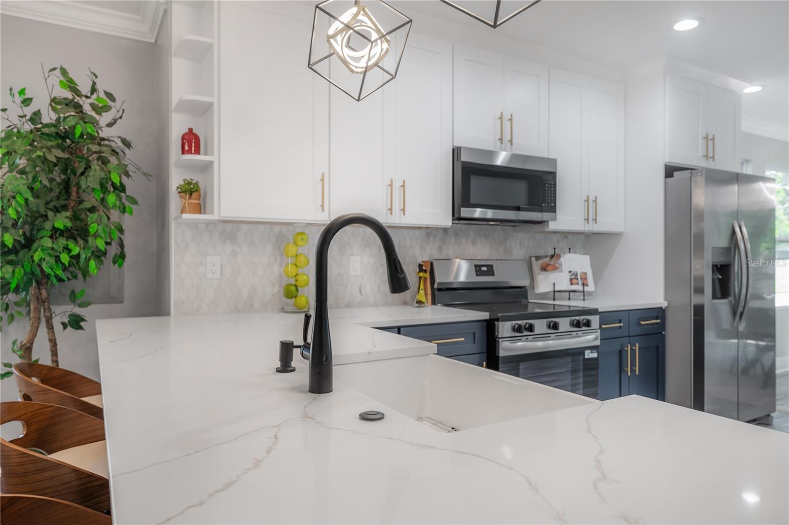 6505 N WELLINGTON AVE