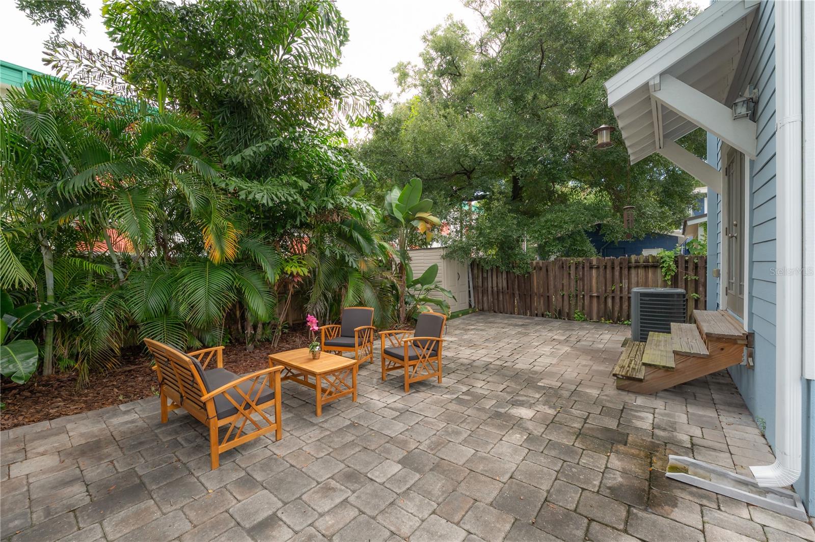412 E AMELIA AVE