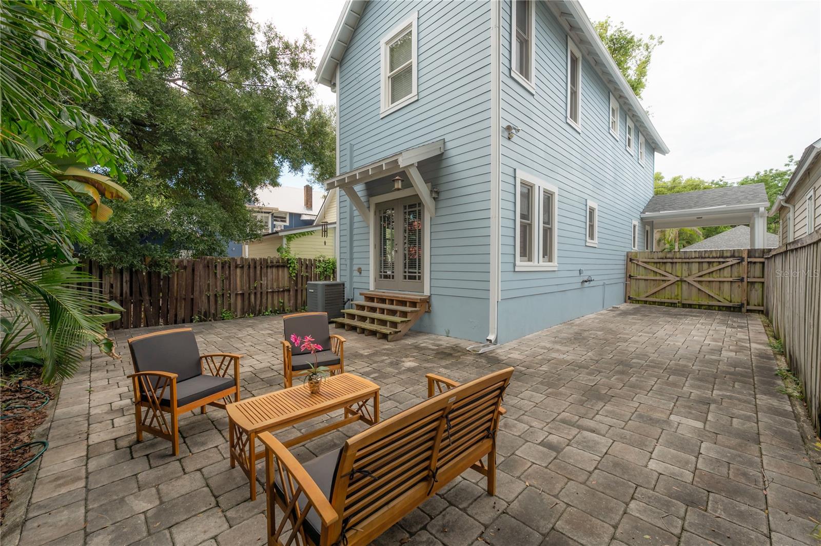 412 E AMELIA AVE