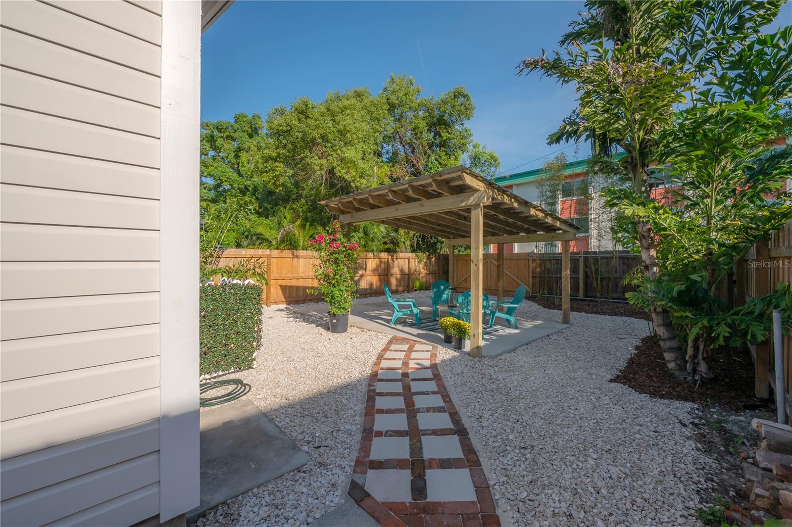 408 E AMELIA AVE