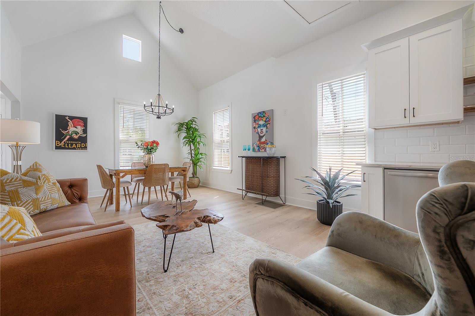 408 E AMELIA AVE
