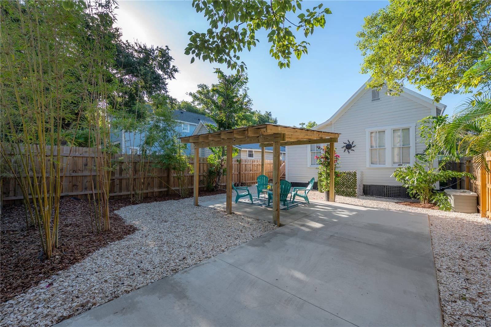 408 E AMELIA AVE