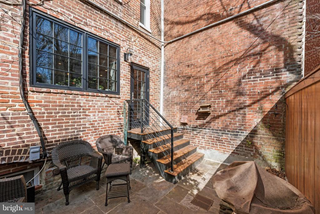 207 3RD STREET NE