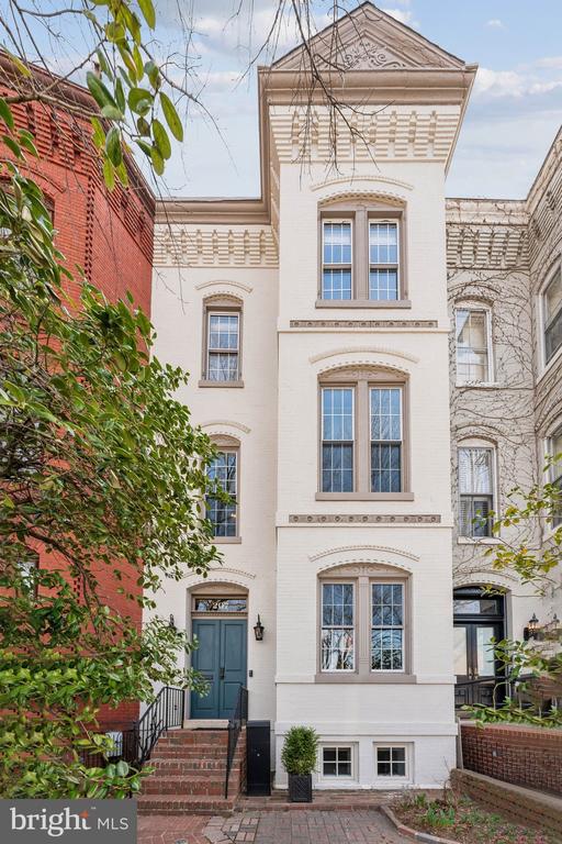 207 3RD STREET NE