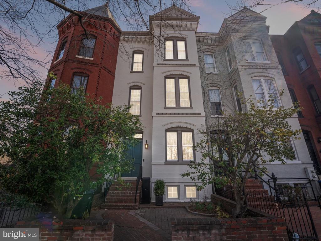 207 3RD STREET NE