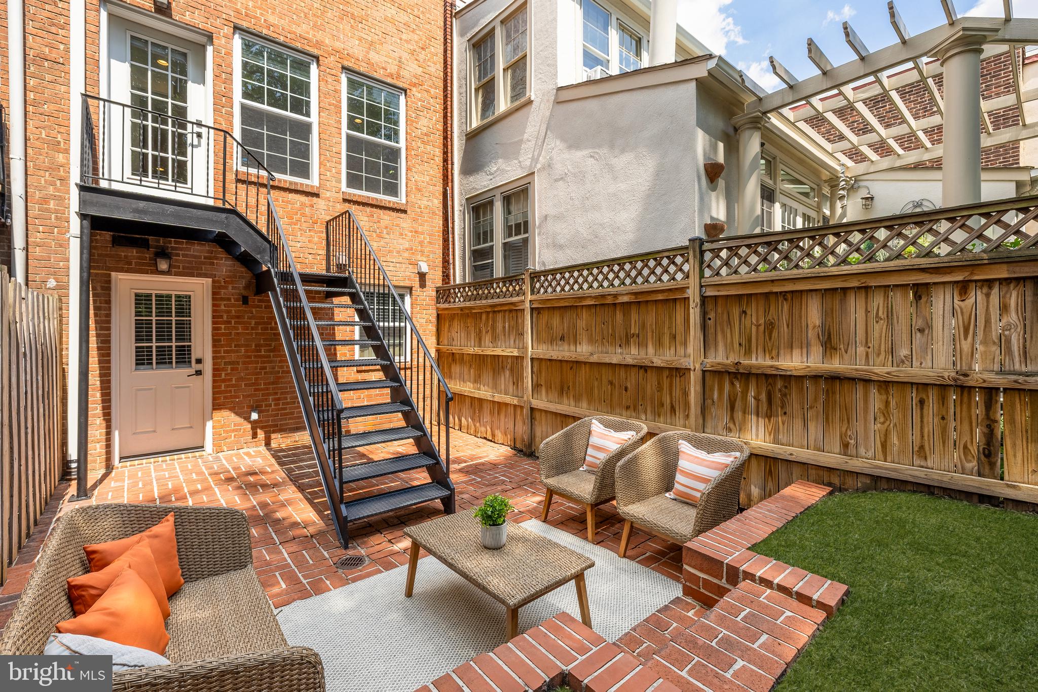 811 E CAPITOL STREET SE